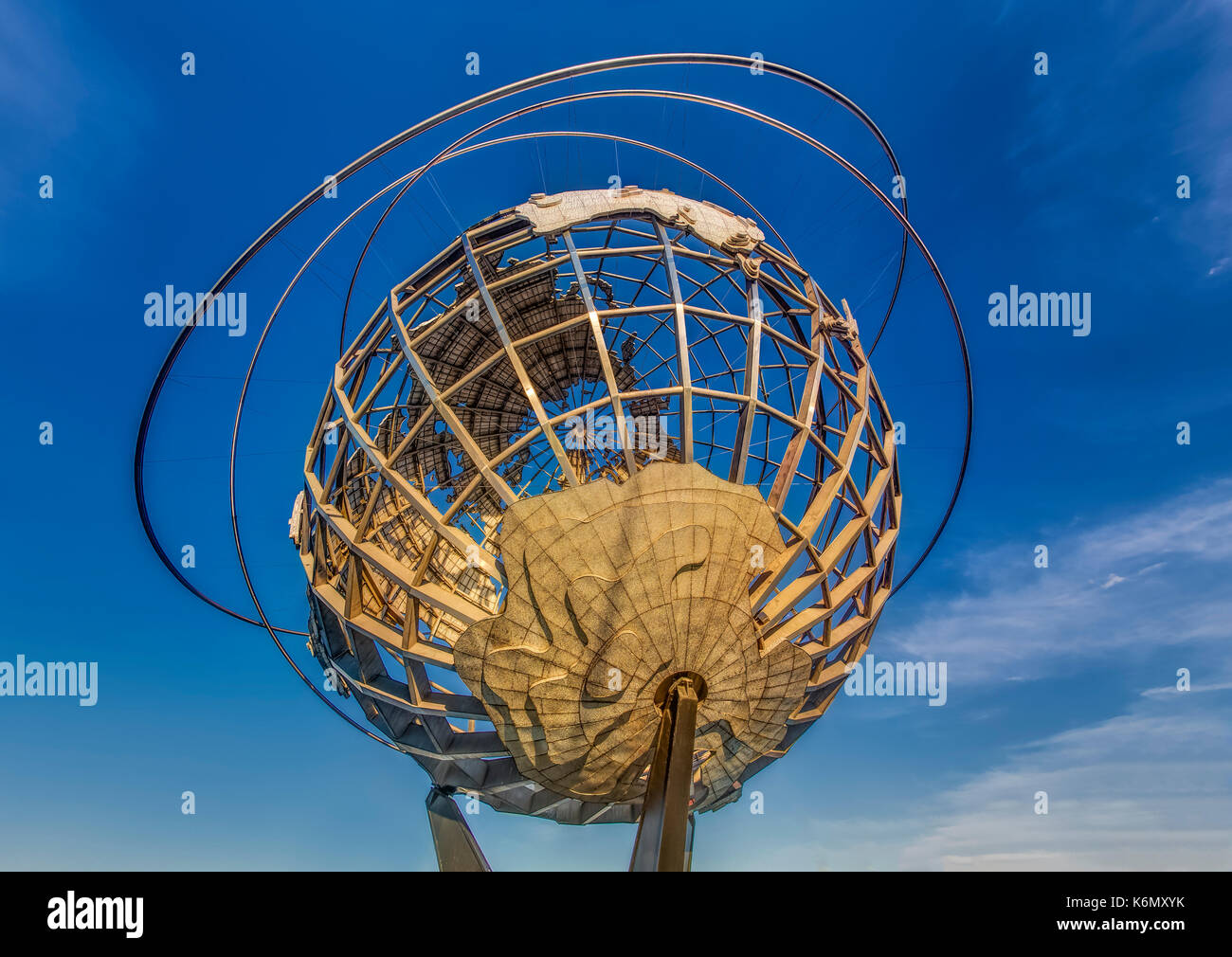 NY Weltmesse Unisphere - Wahrzeichen des 1964 in New York World's Fair Unisphere während des Sonnenuntergangs. Die unisphere ist der weltweit größte weltweit bei 12 Etagen hoch. Die Messe war ein universell und international Exposition. Das Thema der Messe war "Frieden durch Verstehen", gewidmet einem der Leistung auf einer kleiner werdenden Welt in einem expandierenden Universum bin. Es ist in Flushing Meadows, New York Stockfoto