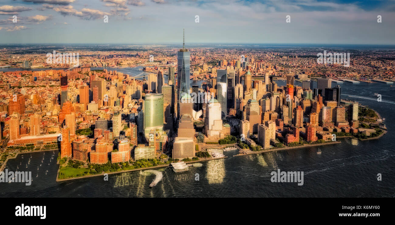 Manhattan (NYC) Luftbild - Luftaufnahme von Manhattan, Battery Park und der Financial District in New York City zu senken. Zu sehen ist das One World Trade Center Stockfoto