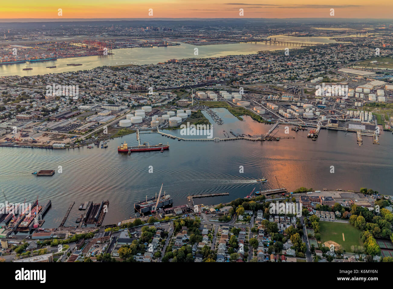 Luftaufnahme Hafen von NY und NJ - Luftbild der New York/New Jersey Hafen und den industriellen Bereich von Bayonne, New Jersey, Newark Ba begrenzt Stockfoto