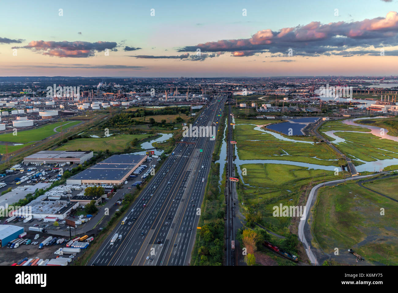 New Jersey Turnpike Luftansicht - Luftbild mit dem NJ Turnpike. Das Gold Oil Terminal in Linden, NJ können auch gesehen werden. Stockfoto