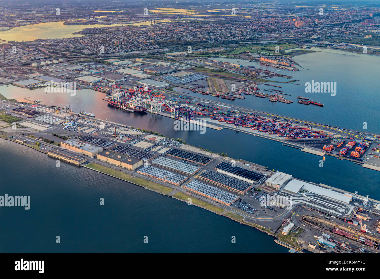Luftaufnahme der Bayonne Container Terminal- und industriellen Bereich, in New Jersey. Stockfoto