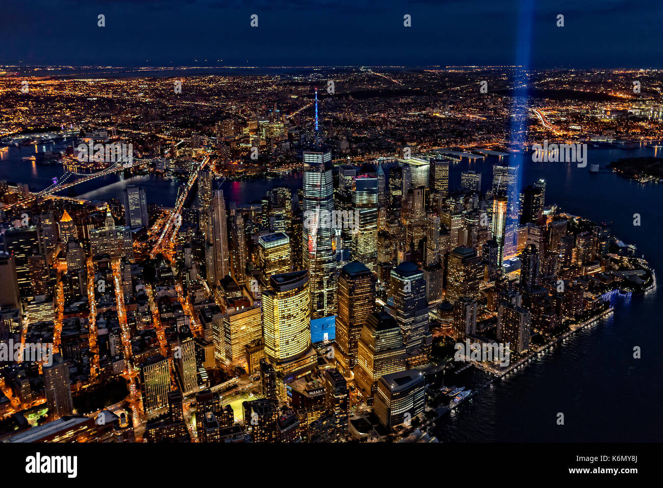 911 Tribute in Light in NYC-Luftaufnahme der Lower Manhattan Skyline in New York City während des 11. September Tribute in Light Memorial. Auch gesehen Stockfoto