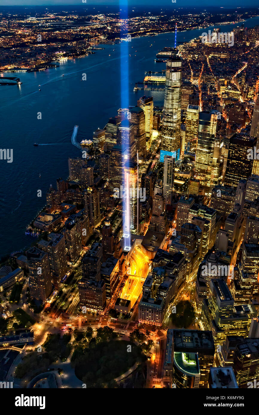 911 Tribute in Light NYC Luftaufnahme - Luftbild der Lower Manhattan, New York Skyline der Stadt. Das One World Trade Center (WTC), auch bekannt als die Freedo Stockfoto