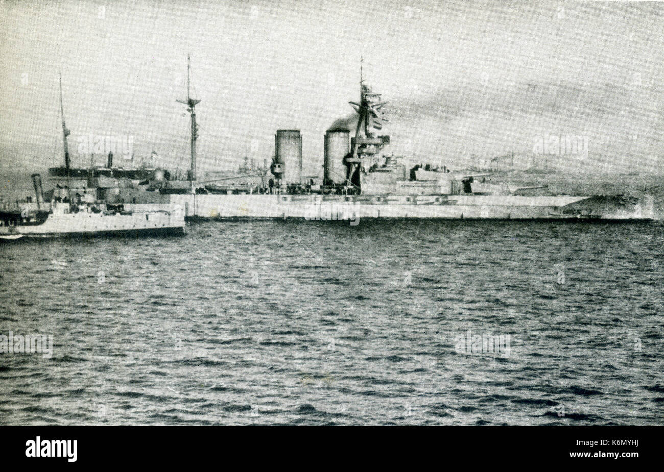 Dieses Bild während des Zweiten Weltkrieges getroffen Ich zeigt der H.M.S. Queen Elizabeth, der vielleicht berühmteste Kriegsschiff der Welt, bombardieren Kap Helles (Gallipoli) die Landung der Alliierten Streitkräfte zu decken. Sie war die erste Kriegsschiff nach 15 Zoll Waffen tragen. Stockfoto Dieses Bild während des Zweiten Weltkrieges getroffen Ich zeigt der H.M.S. Queen Elizabeth, der vielleicht berühmteste Kriegsschiff der Welt, bombardieren Kap Helles (Gallipoli) die Landung der Alliierten Streitkräfte zu decken. Sie war die erste Kriegsschiff nach 15 Zoll Waffen tragen. Stockfoto