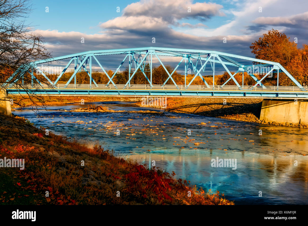 Rondout Creek Bridge - blaue Brücke über den Rondout Creek in Rosedale, Ulster County, New York. Die 80 Jahre alte Brücke wurde für t renoviert Stockfoto