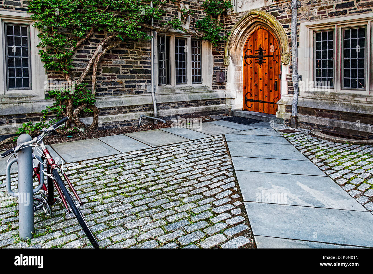 Princeton University Foulke Halle - hölzerne Tür Eintritt in das Wohnheim Gebäude in der Stiftskirche gotischen Architektur Stil Ivy League Princeton Univers Stockfoto