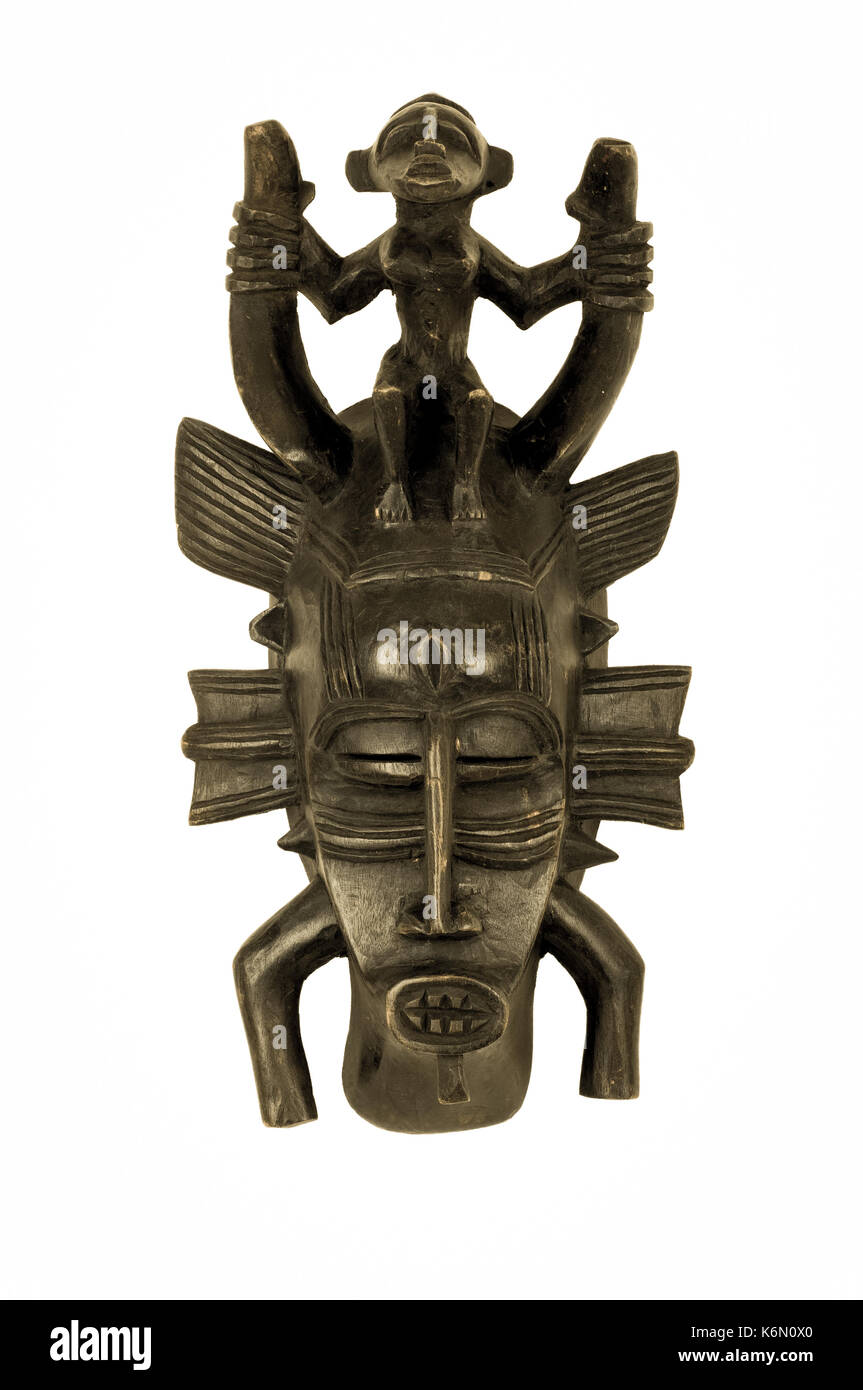 Senufo Maske aus Westafrika, in Holz geschnitzt; kleine Risse, Kratzer und Risse zu Alter/Nutzung bezeugen. Stockfoto