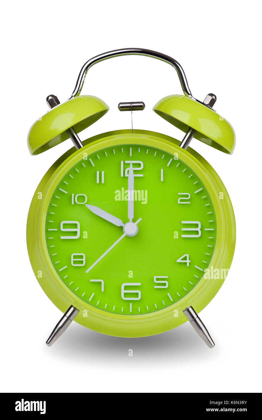 Grüne Wecker mit den Händen bei 10 am oder pm auf weißem Hintergrund mit einen Freistellungspfad isoliert. Eines der 12 Bilder zeigen die Top des Stockfoto