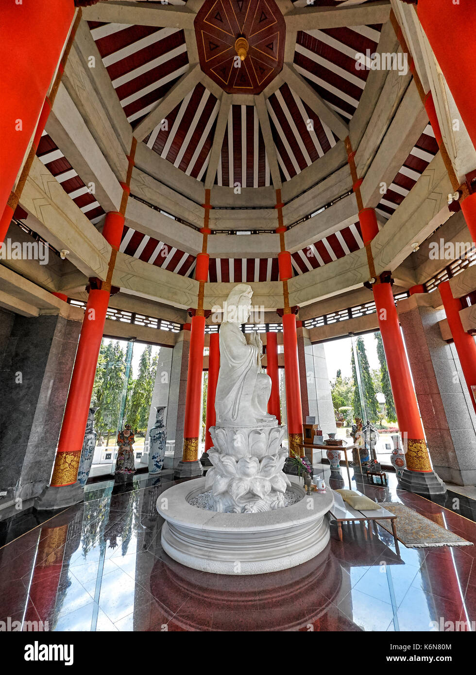 Chinesische Gottheit Figur. Guanyin. Chinesische Pagode. Tempelinnenraum, verzierte Decke, Romantik der drei Königreiche. Kulturzentrum. Pattaya Thailand. Asien Stockfoto