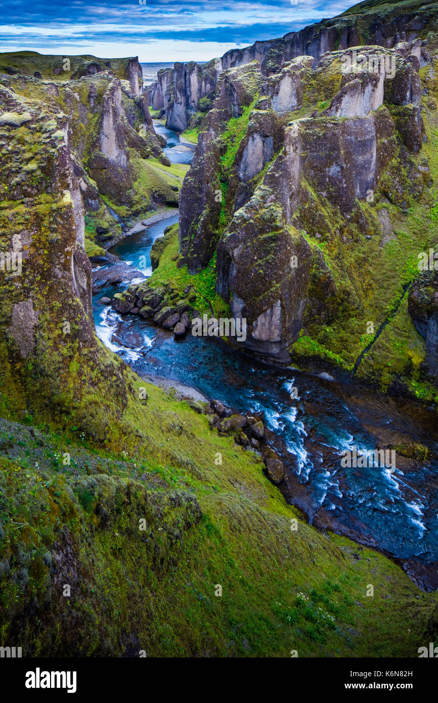 Fjaðrárgljúfur ist ein Canyon im Südosten von Island, die bis zu 100 m tief und etwa 2 Kilometer langen, mit dem Fjaðrá River fließt. Stockfoto