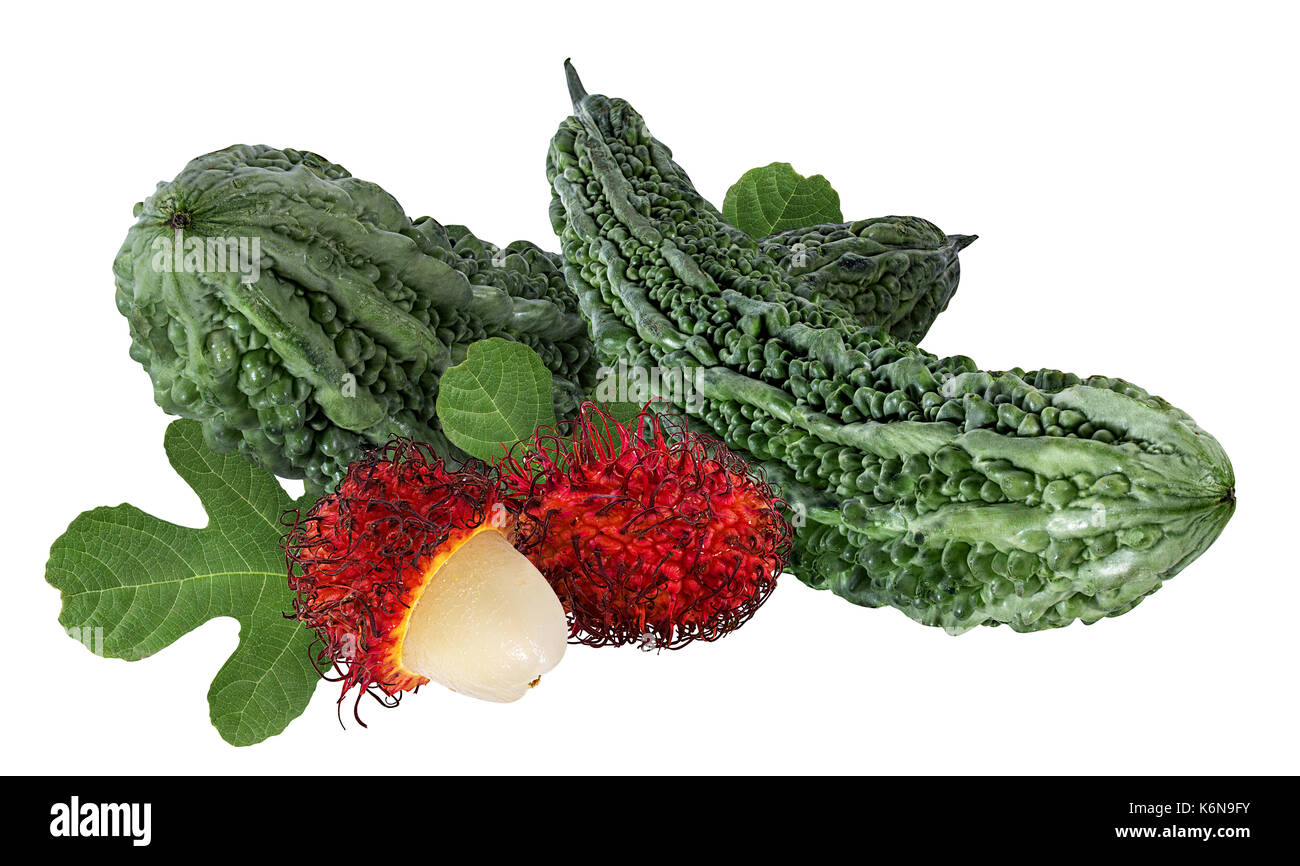 Momordica charantia Obst und rambutan auf weißem Hintergrund Stockfoto