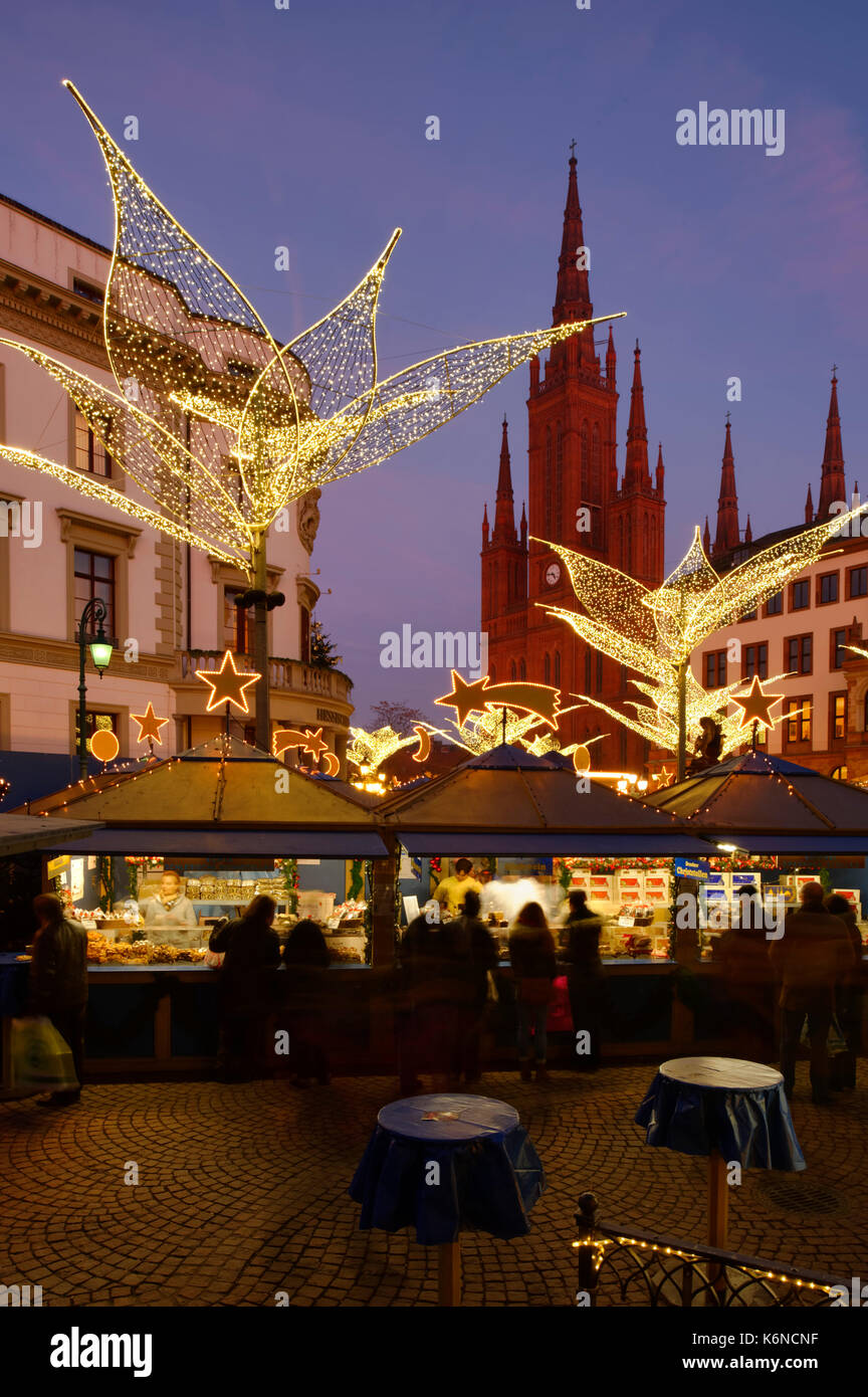 Wiesbaden: sternschnuppenmarkt (Weihnachtsmarkt) am Schlossplatz, links ehemaligen Herzogspalast (heute: Hessischer Landtag), Marktkirche, Hessen, Deutschland Stockfoto