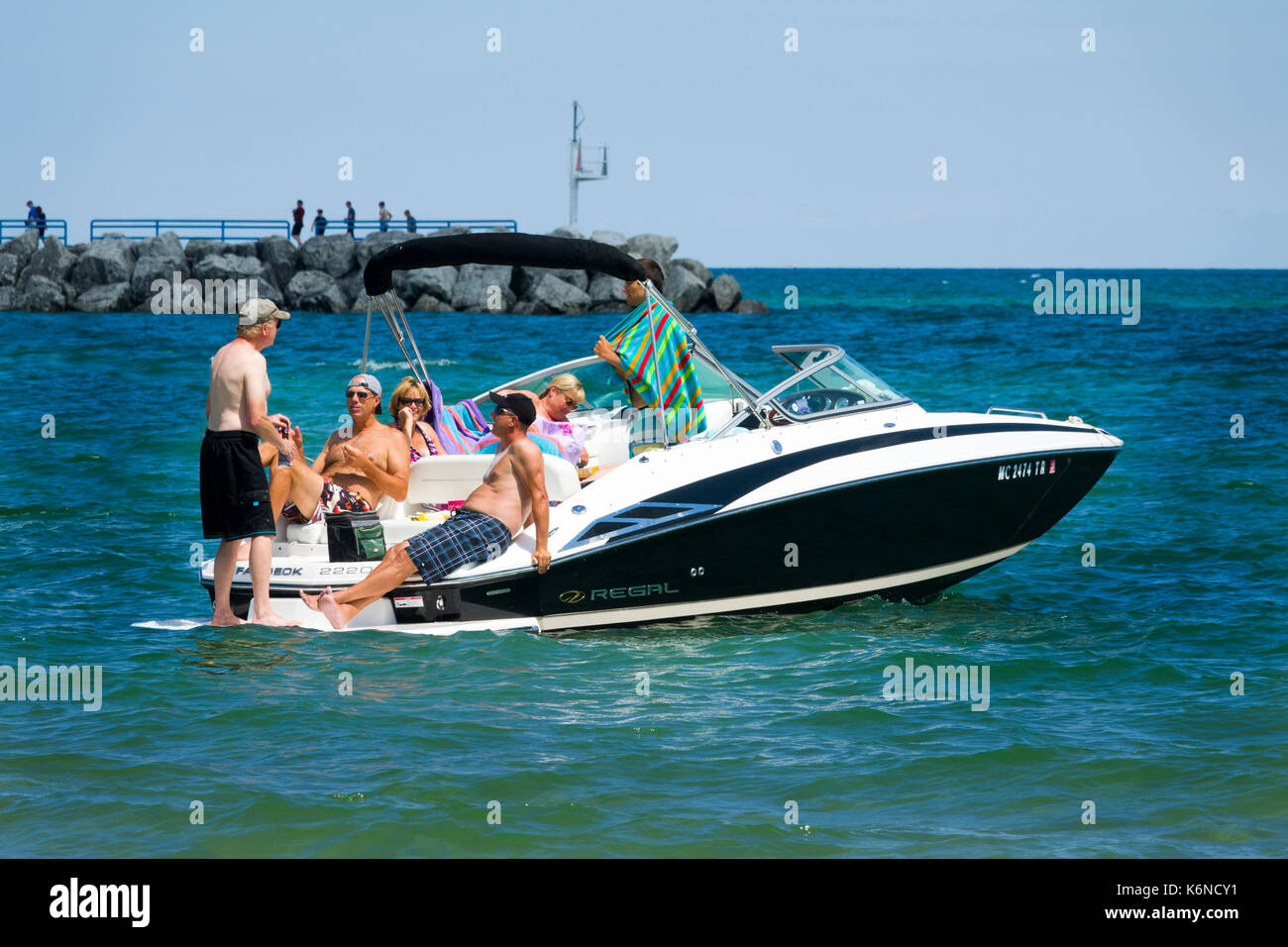 Familie entspannende und kleben zusammen auf eine kleine Boote Motorboot am Lake Huron an einem warmen sonnigen Tag Stockfoto