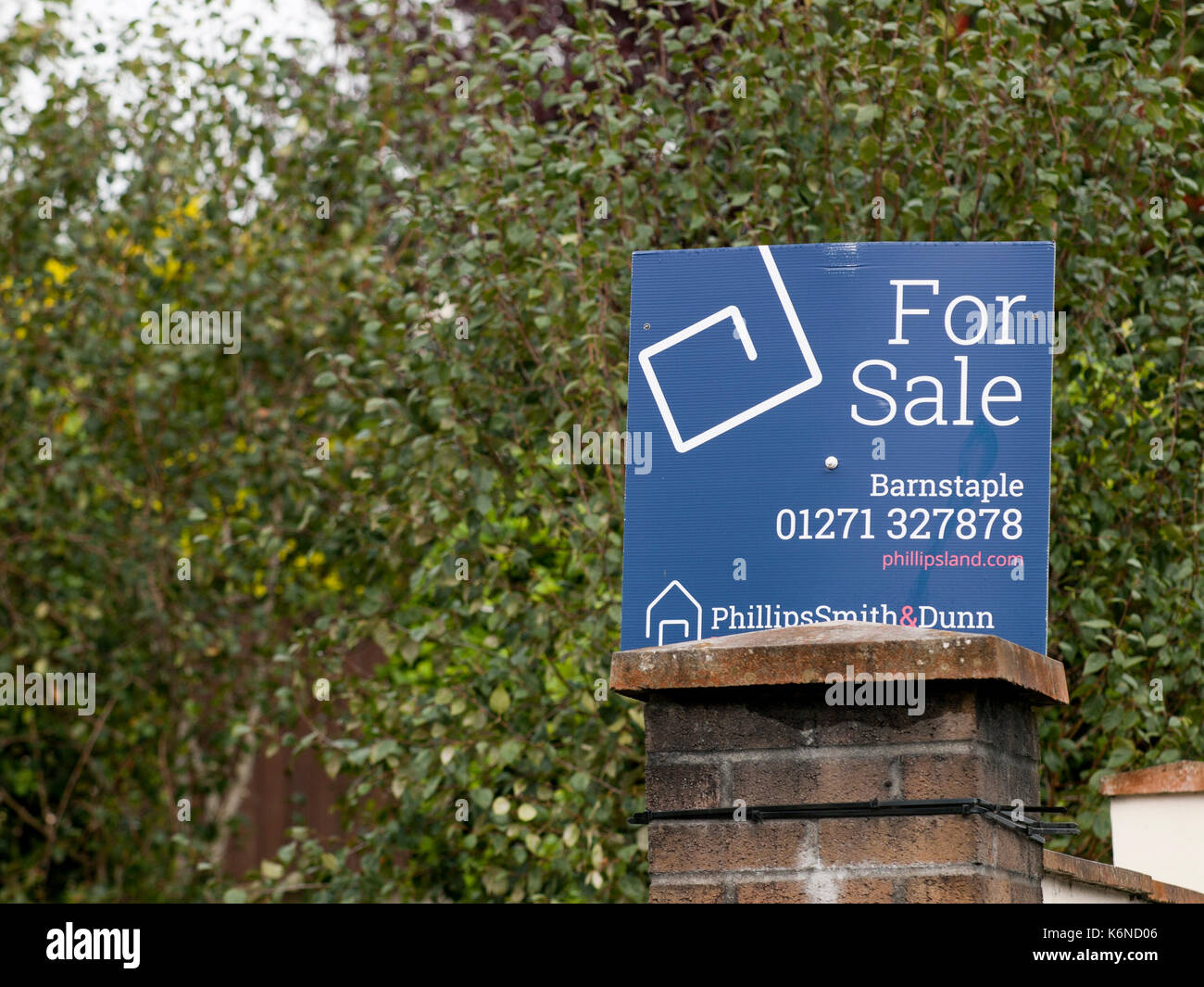 Haus zu Verkaufen - Schild Stockfoto