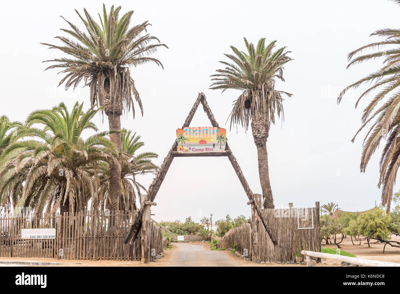 SWAKOPMUND, NAMIBIA - 30. JUNI 2017: Der Eingang zum Tiger Reef Campingplatz in Swakopmund an der Atlantikküste in die Namibische Wüste von Namibia Stockfoto