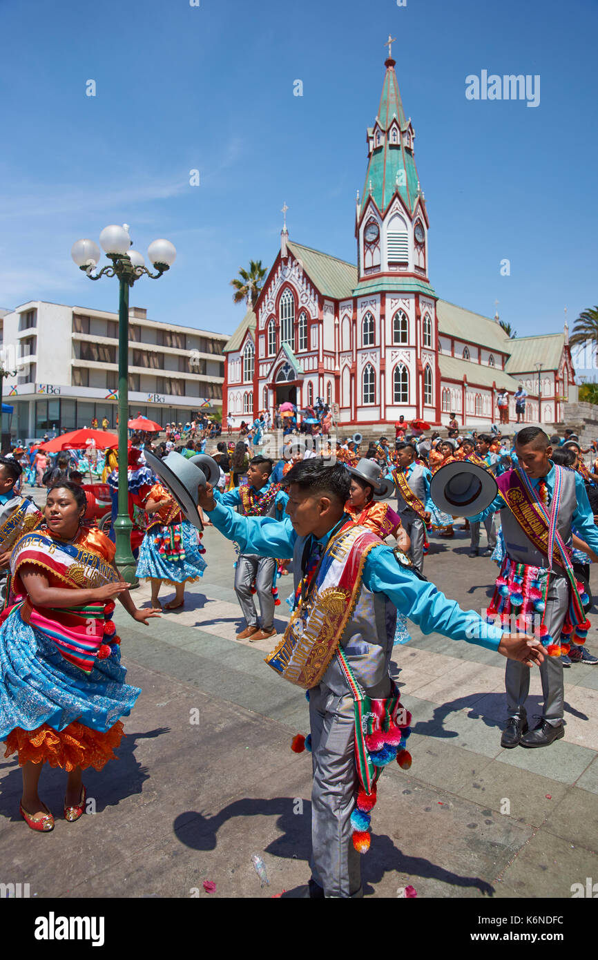 Pueblo Tanzgruppe in reich verzierten Kostüm durchführen an den jährlichen Karneval Andino con la Fuerza del Sol in Arica, Chile. Stockfoto