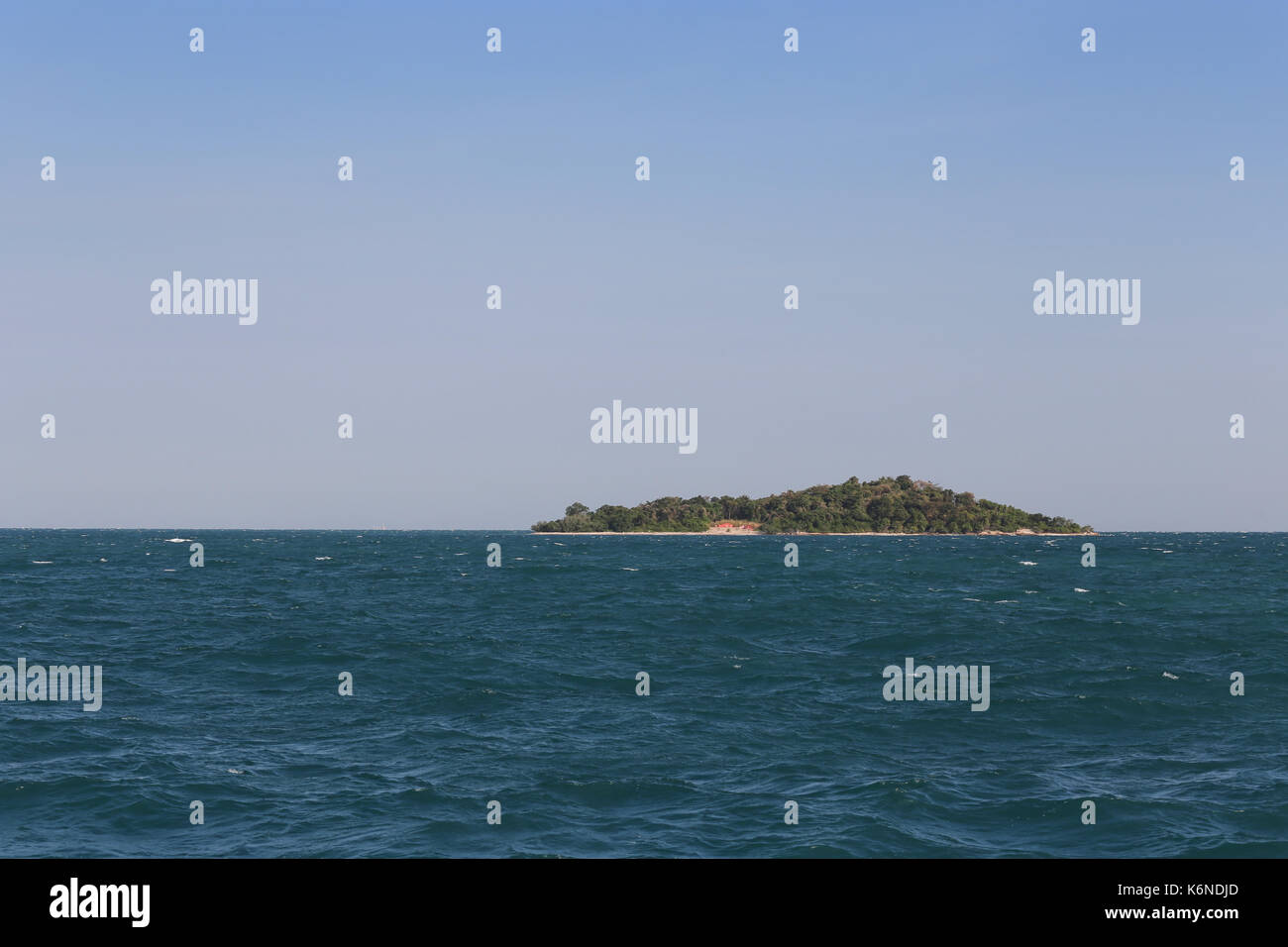 Einsame Insel in der tropischen Seegebiet Chonburi Provinz in Thailand. Stockfoto