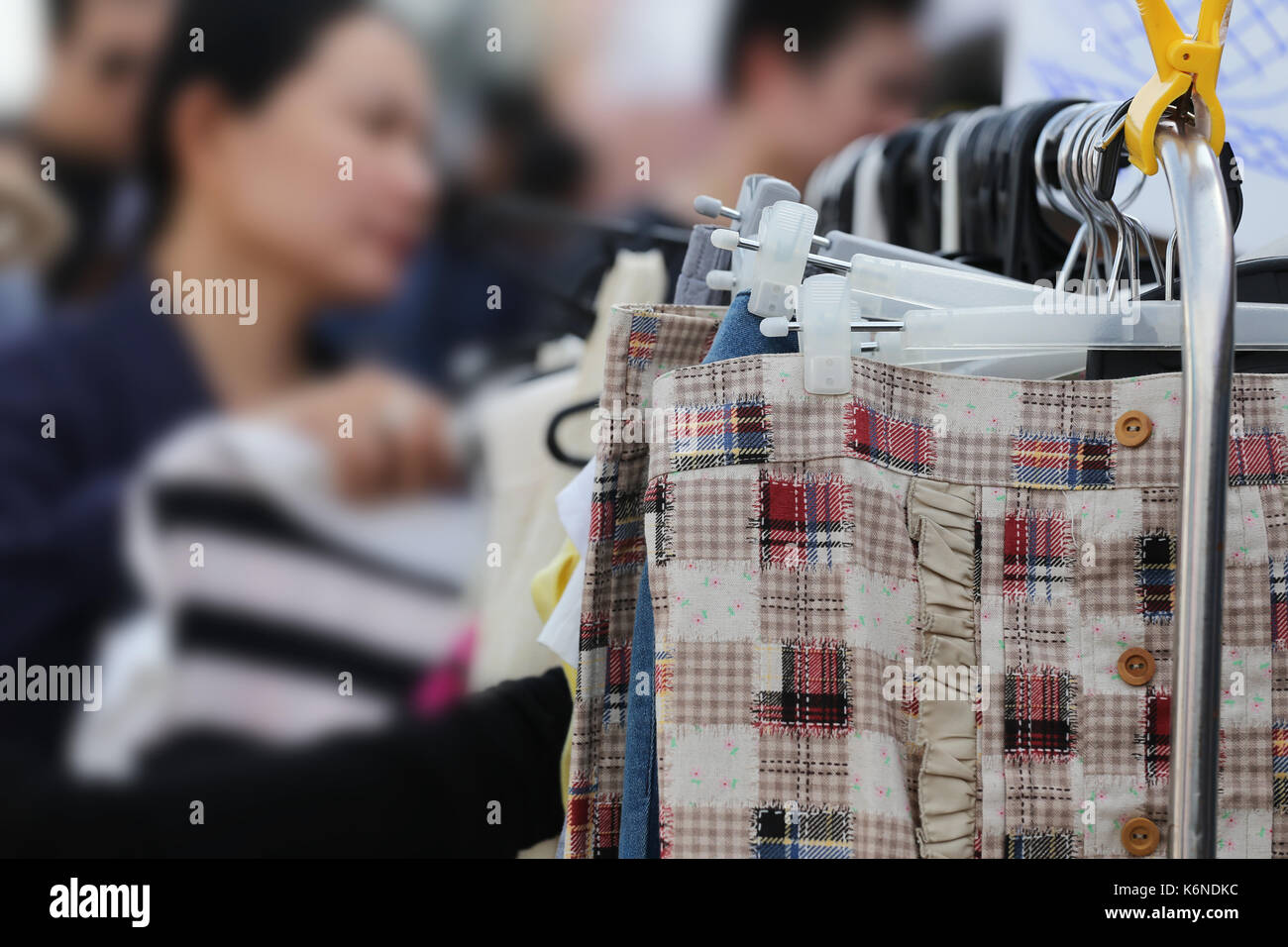 Fashion Hosen auf Kleiderbügel hängend an der Wäscheleine, Konzept des Einkaufs für Verschleiß Zubehör. Stockfoto