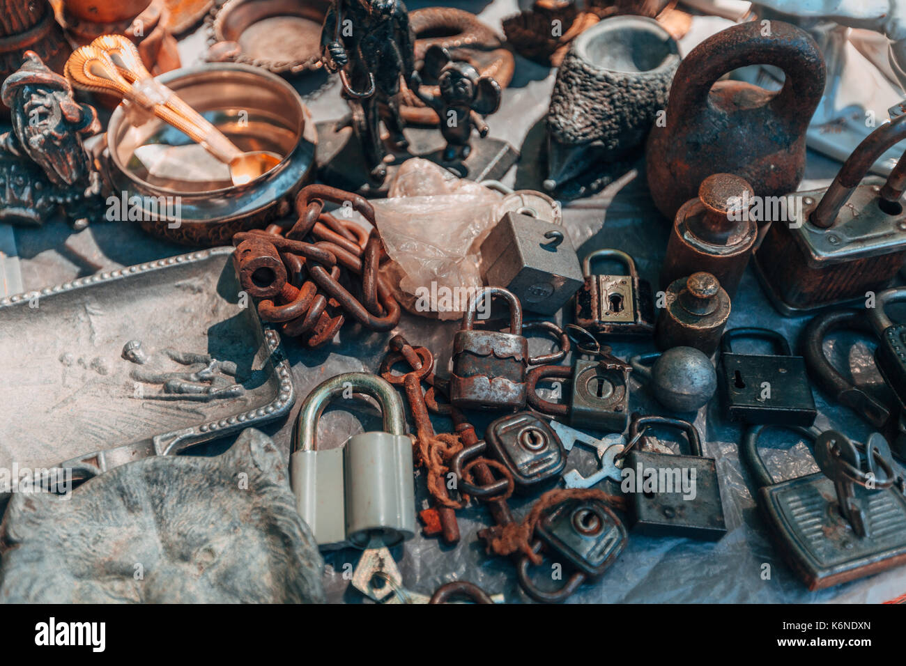Gegenstände aus Metall Flohmarkt Vernissage Eriwan, Armenien Stockfoto