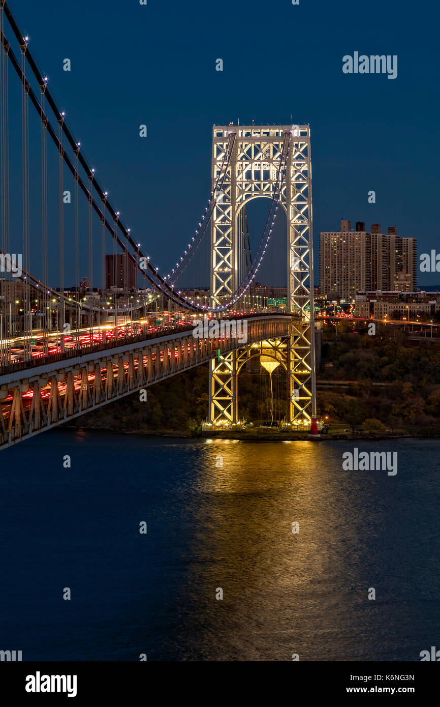 GW-Brücke in der Dämmerung - George Washington Bridge GWB während der blauen Stunde. Auch als die großen grauen Brücke über den kleinen roten Leuchtturm bezeichnet. In Farbe als auch in schwarz-weiß drucken. Zum Anzeigen weiterer Bilder bitte: besuchen Sie Http://susancandelario.com Stockfoto