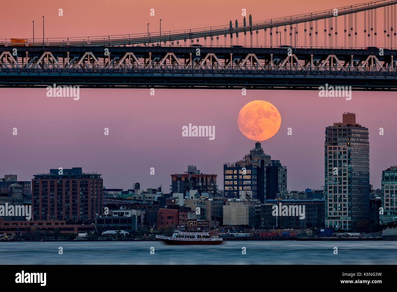 Super Mond über Manhattan NYC - ein Blick auf die Manhattan Bridge mit dem Super Mond. Die supermoon war eine Show Stopper auch für ein Wasser Touren N Stockfoto