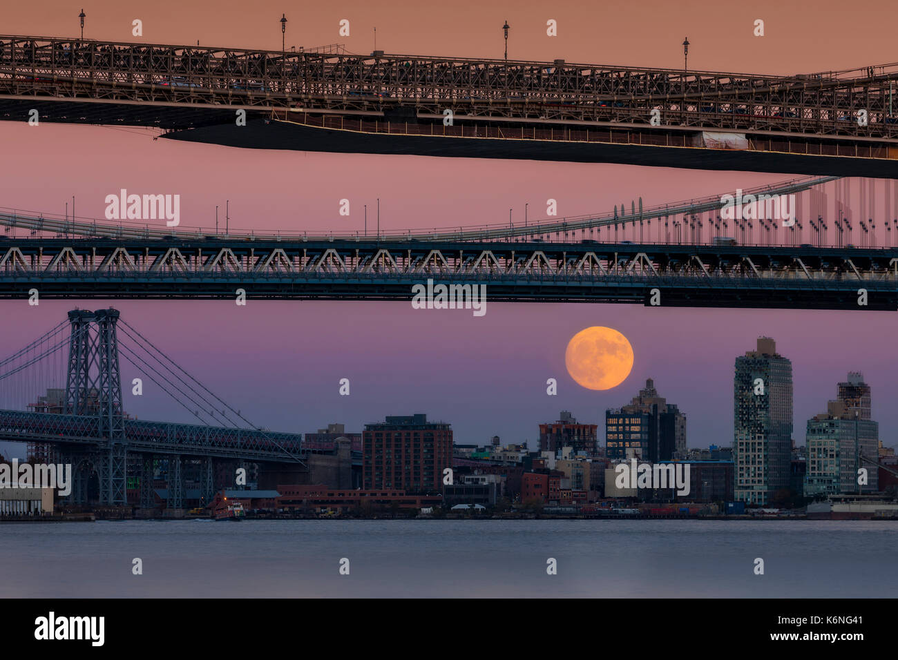 Super Mond über Manhattan New York City NYC Brücken - ein Blick auf die Williamsburg, Brooklyn und Manhattan Bridge von Manhattan mit dem Super Mond ri Stockfoto