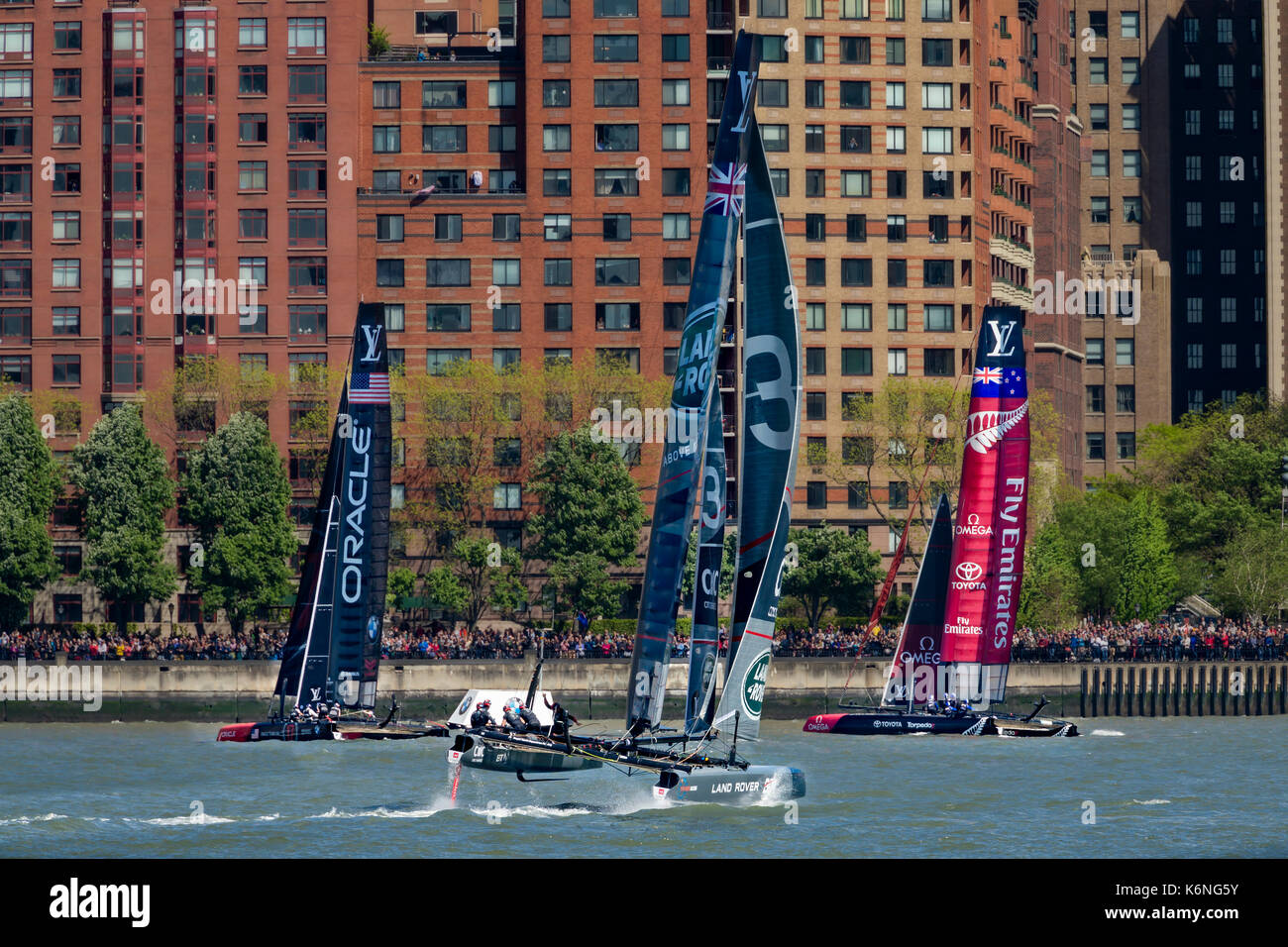 New York City America's Cup - Oracle Team USA, Land Rover BAR Großbritannien UK-Team und Emirates Team New Zealand Rennen auf dem Hudson River von Manhattan Skyline während des Louis Vuitton America's Cup in New York City. In Farbe und Schwarz und Weiß erhältlich. Zum Anzeigen weiterer Bilder besuchen Sie bitte die www.susancandelario.com Stockfoto