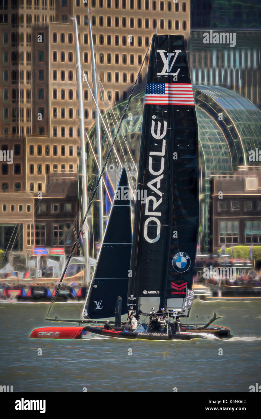 Oracle Team USA America's Cup NY-Oracle Team USA Yacht auf dem Hudson River durch den Wintergarten Atrium in New York City's Brookfield in Lower Manhattan während des Louis Vuitton America's Cup in New York City. In Farbe und Schwarz und Weiß erhältlich. Zum Anzeigen weiterer Bilder besuchen Sie bitte die www.susancandelario.com Stockfoto