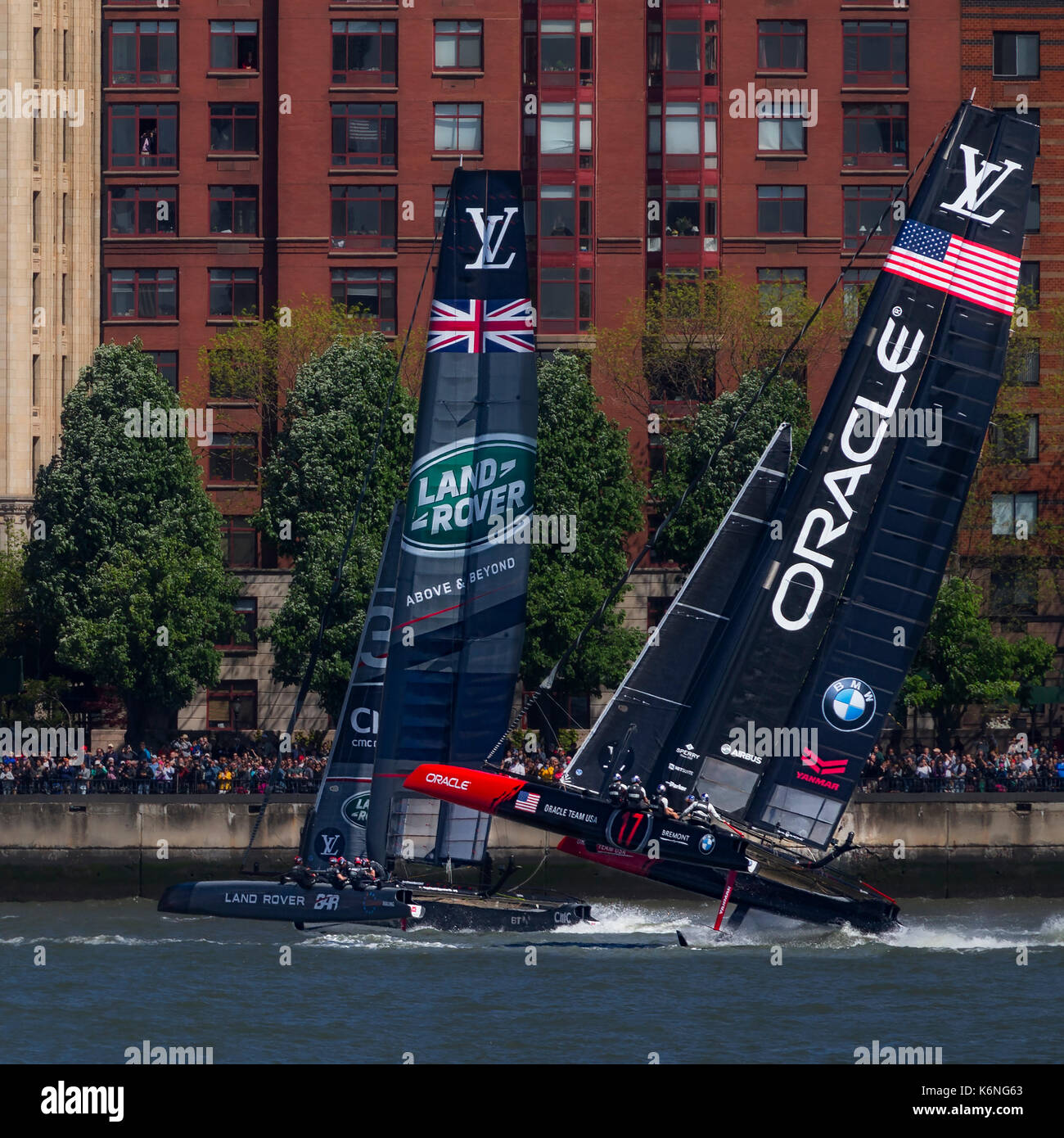 Oracle Team USA NYC-Oracle Team USA, und Land Rover BAR für Großbritannien Großbritannien, Rennen auf dem Hudson River von Manhattan Skyline während des Louis Vuitton 35. America's Cup in New York City. Dem letzten America's Cup Racing in New York gehalten wurde wieder im Jahre 1920. In Farbe und Schwarz und Weiß erhältlich. Zum Anzeigen weiterer Bilder besuchen Sie bitte die www.susancandelario.com Stockfoto
