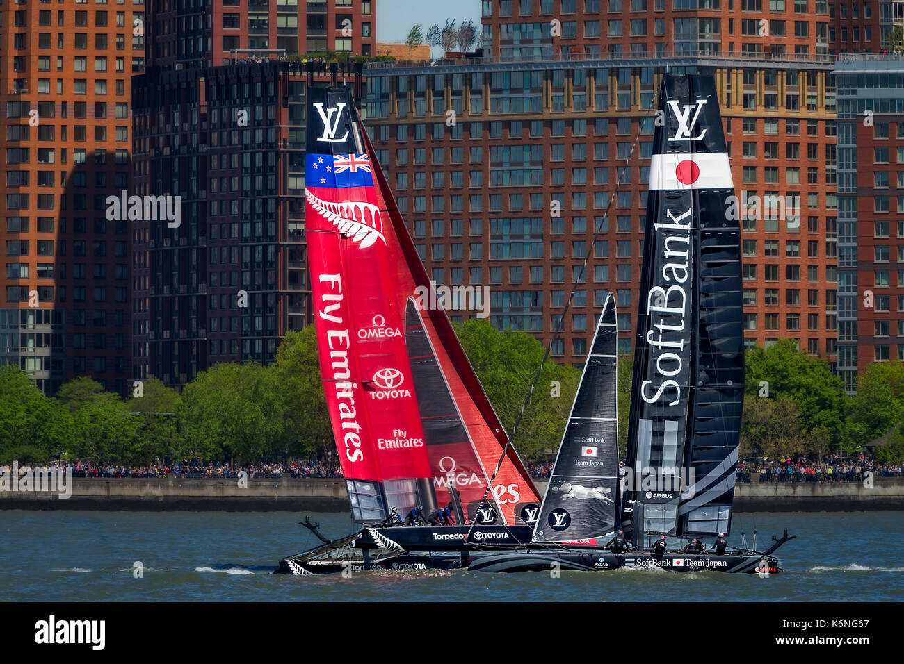 America's Cup World Series New York - SoftBank Team Japan und Emirates Team New Zealand Rennen auf dem Hudson River von Manhattan Skyline während des Louis Vuitton America's Cup in New York City. In Farbe und Schwarz und Weiß erhältlich. Zum Anzeigen weiterer Bilder besuchen Sie bitte die www.susancandelario.com Stockfoto