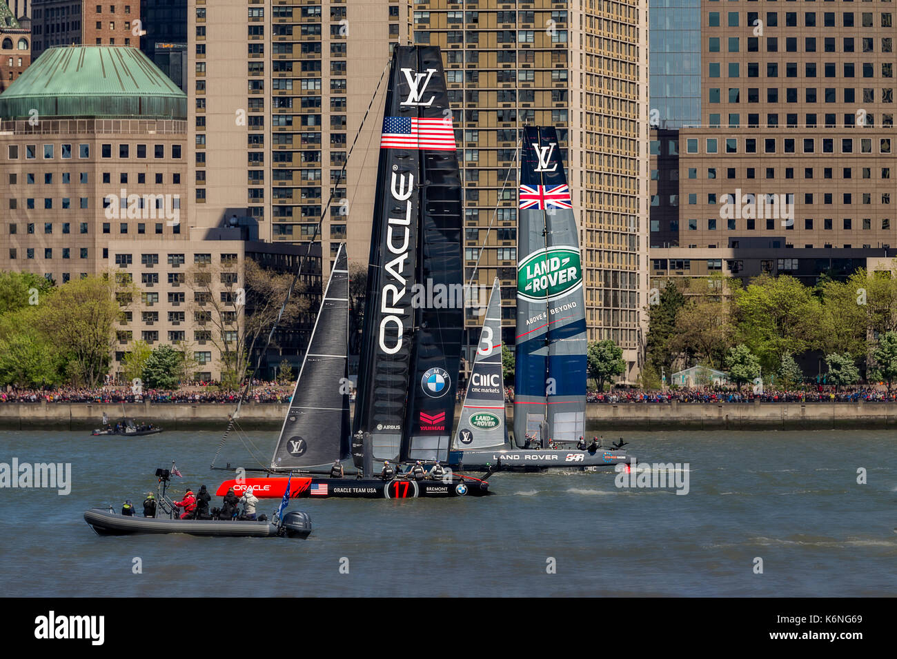 America's Cup NYC-Oracle Team USA, und Land Rover BAR für Großbritannien Großbritannien, Rennen auf dem Hudson River von Manhattan Skyline während des Louis Vuitton America's Cup in New York City. In Farbe und Schwarz und Weiß erhältlich. Zum Anzeigen weiterer Bilder besuchen Sie bitte die www.susancandelario.com Stockfoto