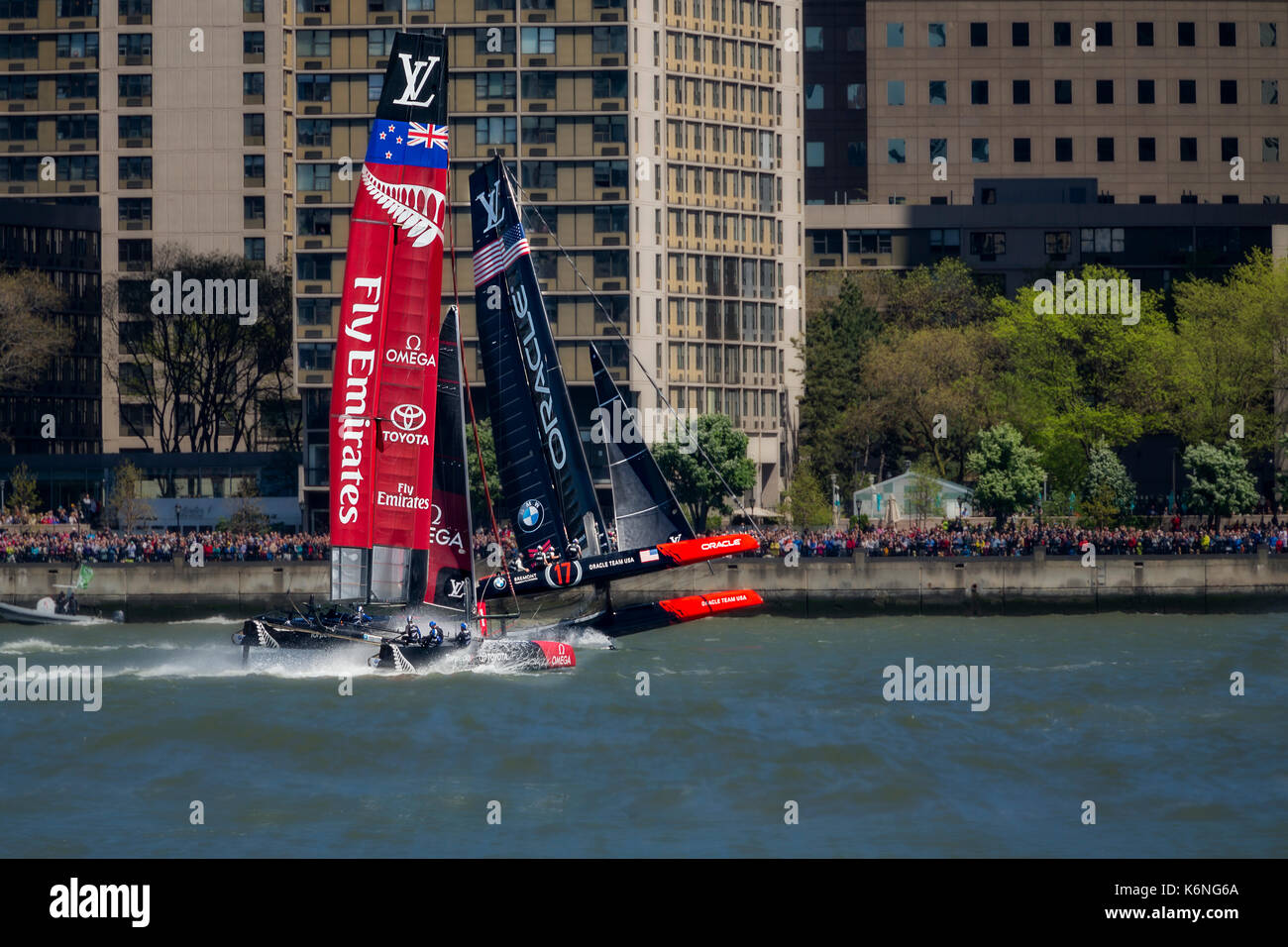 America's Cup NYC New York - Oracle Team USA und Emirates Team New Zealand Rennen auf dem Hudson River von Manhattan Skyline während des Louis Vuitton America's Cup in New York City. In Farbe und Schwarz und Weiß erhältlich. Zum Anzeigen weiterer Bilder besuchen Sie bitte die www.susancandelario.com Stockfoto