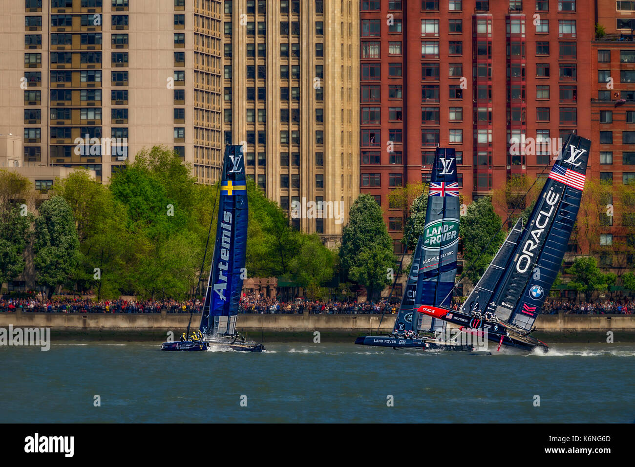 America's Cup World Series NYC-Oracle Team USA, Artemis Racing für Schweden und Land Rover BAR Großbritannien BRITISCHE Team Rennen auf dem Hudson River von Manhattan Skyline während des Louis Vuitton America's Cup in New York City. In Farbe und Schwarz und Weiß erhältlich. Zum Anzeigen weiterer Bilder besuchen Sie bitte die www.susancandelario.com Stockfoto