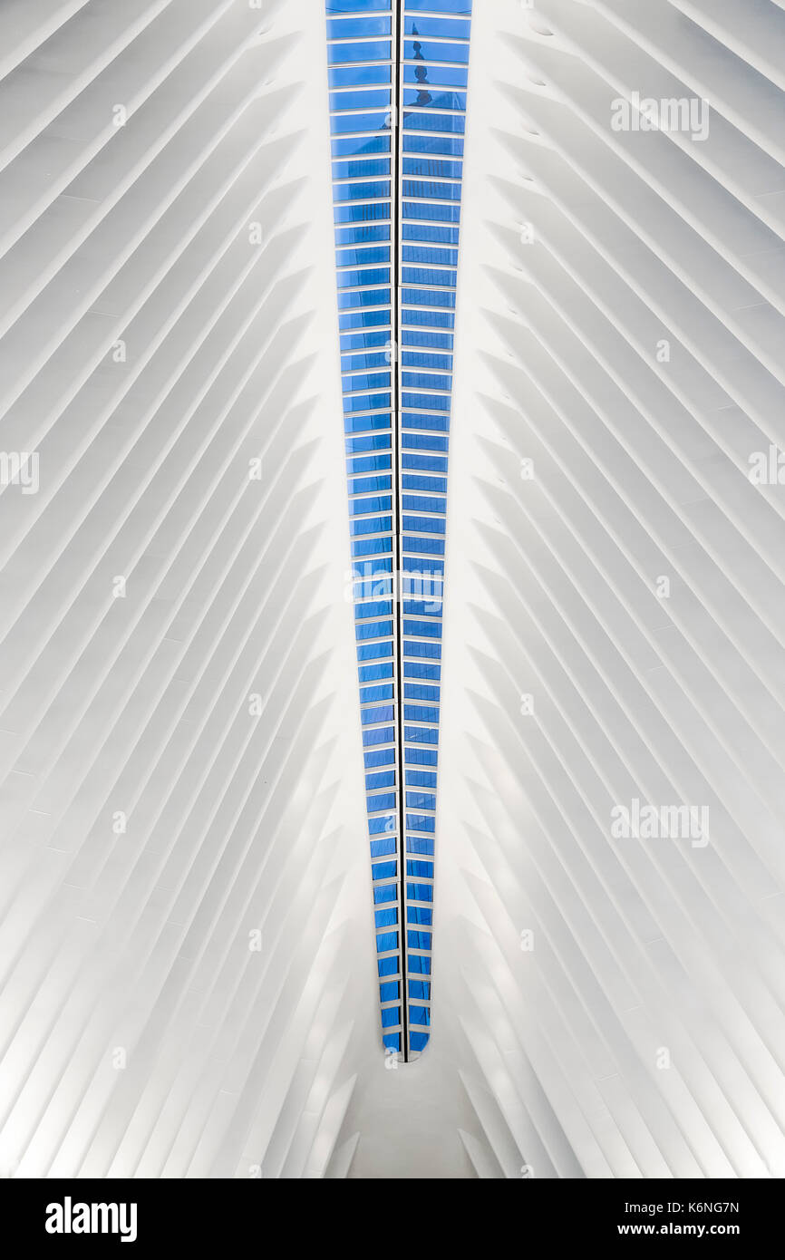 Blick auf das World Trade Center WTC - Ansicht der Freedom Tower aus dem Dachfenster an der Oculus Transport Hub bei 4 World Trade Center in Manhattan Stockfoto