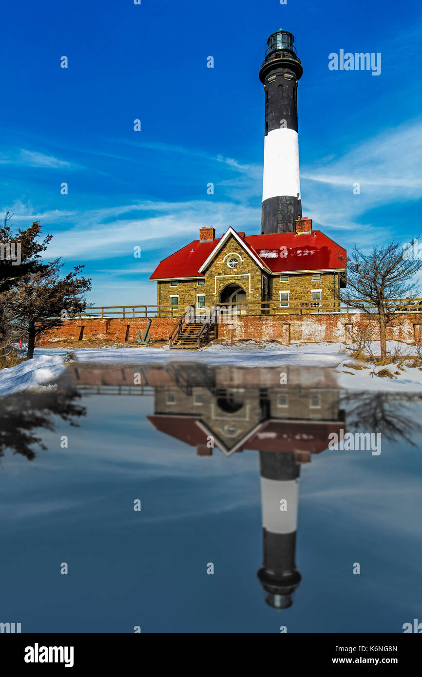 Fire Island Lighthouse-Fire Island Lighthouse und Reflexion in einem Pool von Wasser aus dem geschmolzenen Schnee nach einem Schneefall. Fire Island Lighthouse ist ein v Stockfoto