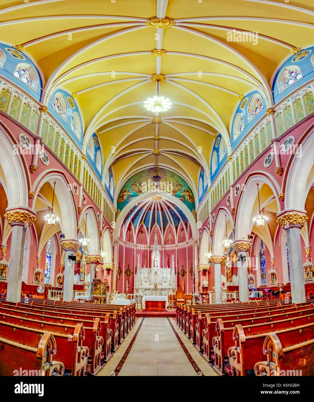 Saint Bridgets romanische Kirche - Römisch-katholische Kirche, die sich formal öffnete seine Türen im Jahr 1887. Schöne bunte Italienische gotische Kirche in entfernt Stockfoto