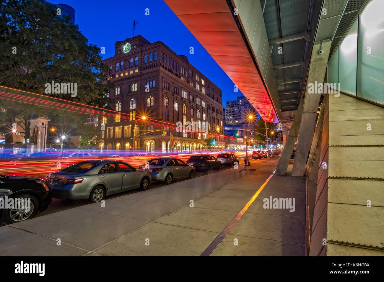 Der Cooper Union NEW YORK CITY - Blick auf das neue und moderne Gebäude Framing der Cooper Union College während der blauen Stunde. Im Gegensatz zu der ursprünglichen Gebäude, Stockfoto