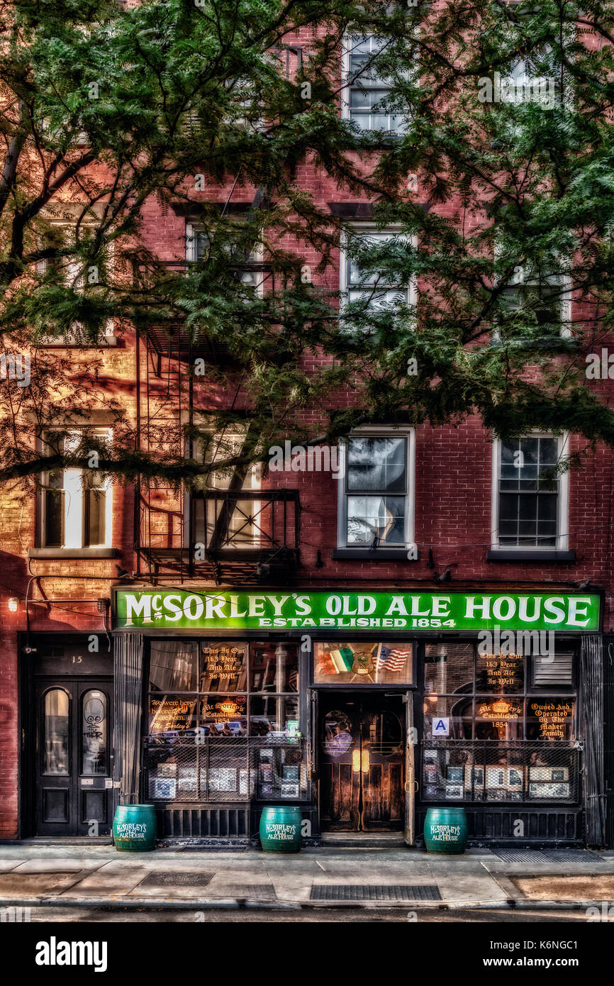 Mcsorely's Old Ale House NYC - am späten Nachmittag Außenansicht zu Mcsorely's Old Ale House Old Irish Pub im East Village Nachbarschaft von Manhattan In Stockfoto