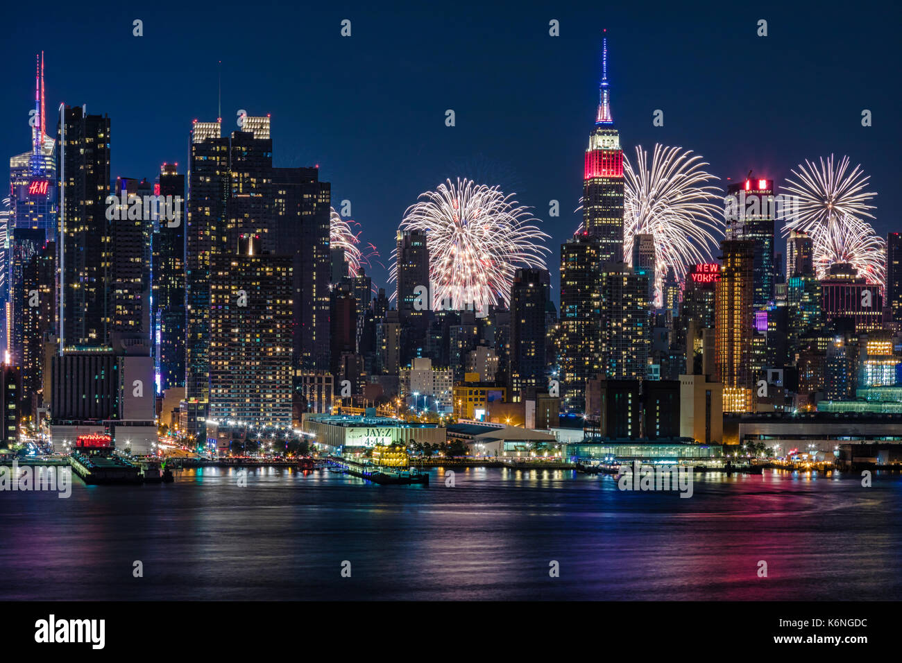 NYC 4. Juli Feuerwerk Feier - Skyline von New York City mit dem Macy's Spektakuläre 4. Juli Feuerwerk Feier zeigen als Kulisse für Midtown Manhattan. Stockfoto