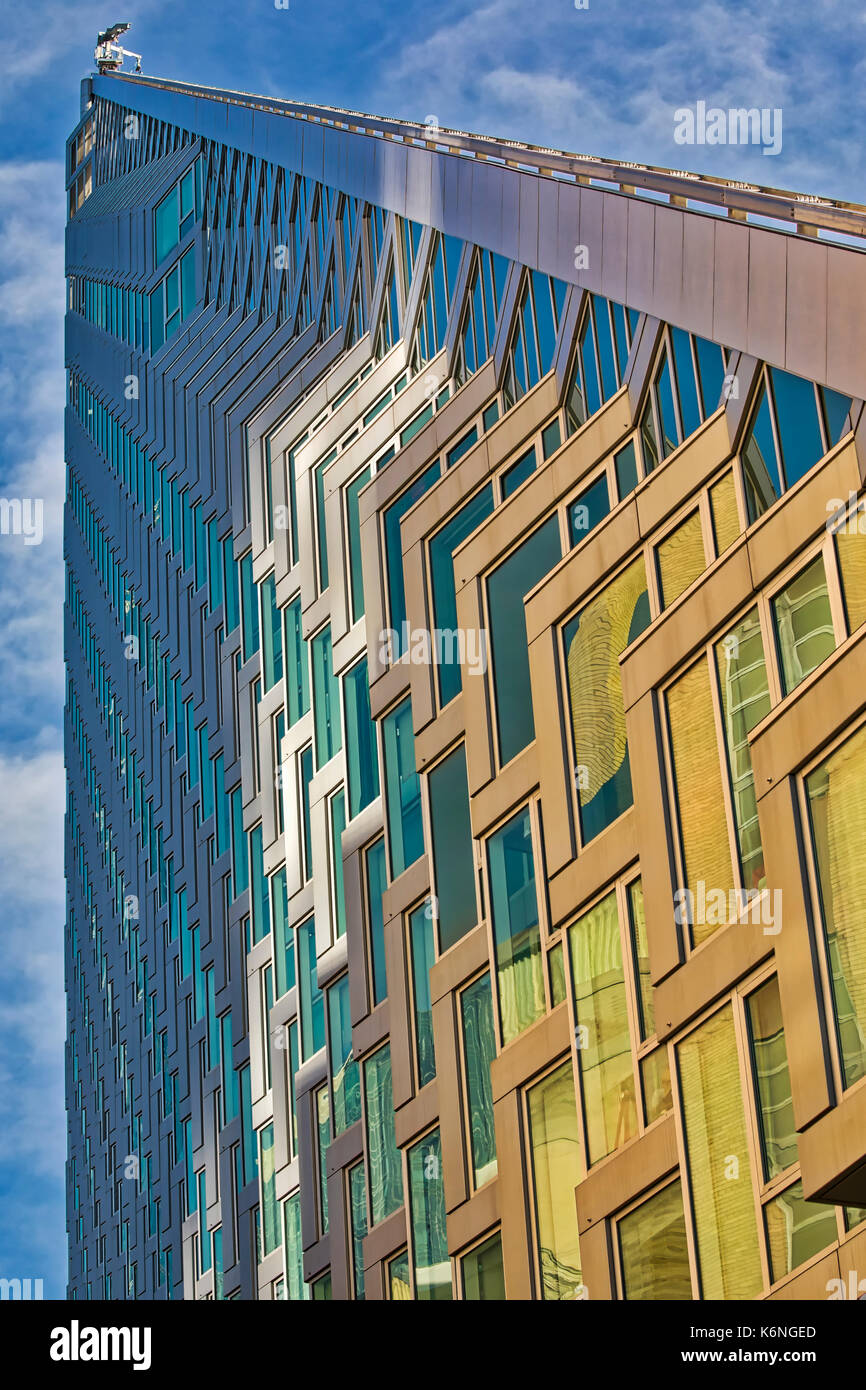 Blick nach oben in den Westen 57 ST NYC - Ein Blick nach oben auf die Pyramide modernes Gebäude an 625 West 57th Street, in Midtown Manhattan, New York City. Die Stockfoto