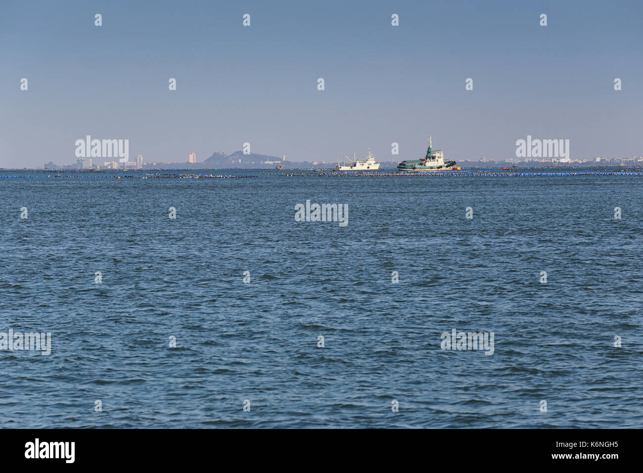 Schiffe und marinen Küstengebieten in sriracha Stadt, die Lage in der Provinz Chonburi, Thailand. Stockfoto