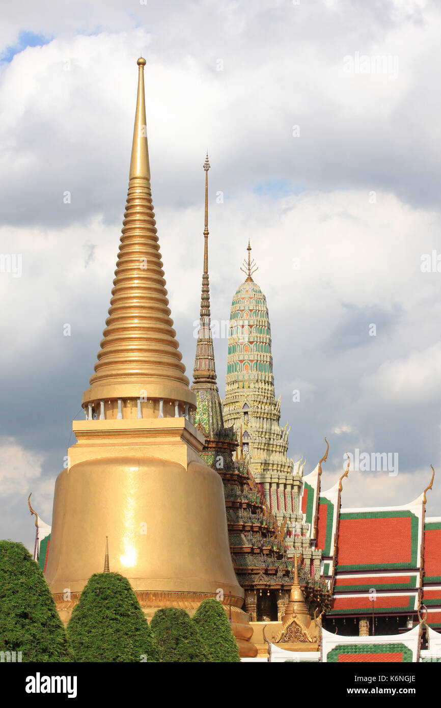 Goldene Pagode in Wat Phra Keo in Bangkok, religiöse Wahrzeichen der Thais in Thailand. Stockfoto
