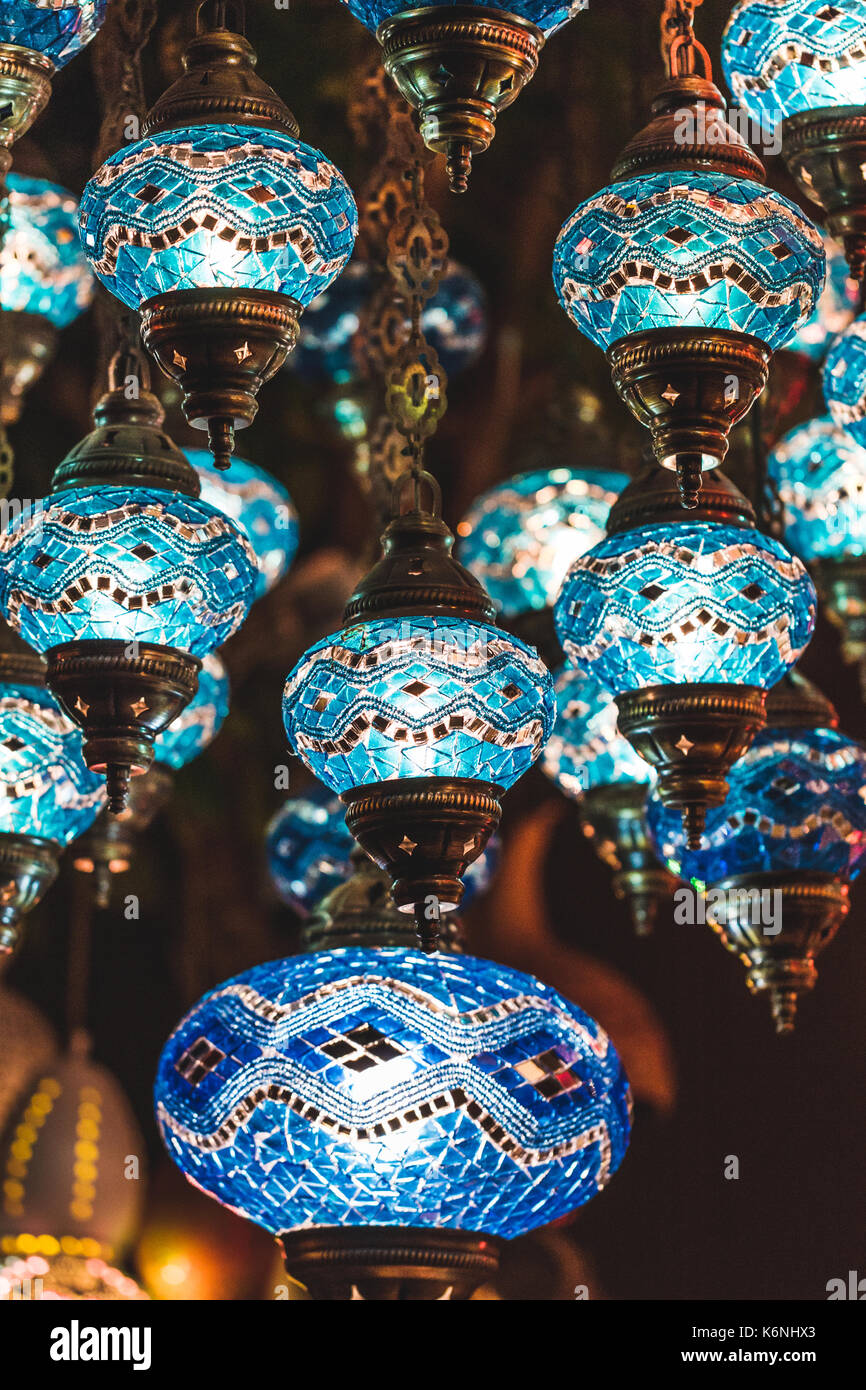 Erstaunlich traditionell handgefertigte türkische Lampen in Souvenir shop. Mosaik aus farbigem Glas. Leuchtet am Abend und schaffen eine gemütliche Atmosphäre. Stockfoto