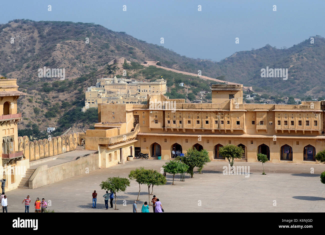 JAIPUR, INDIEN - NOVEMBER 3, 2015: Fort Amber auch bekannt als Amer Fort. Hoch auf einem Hügel mit Blick auf Maota See. Stockfoto