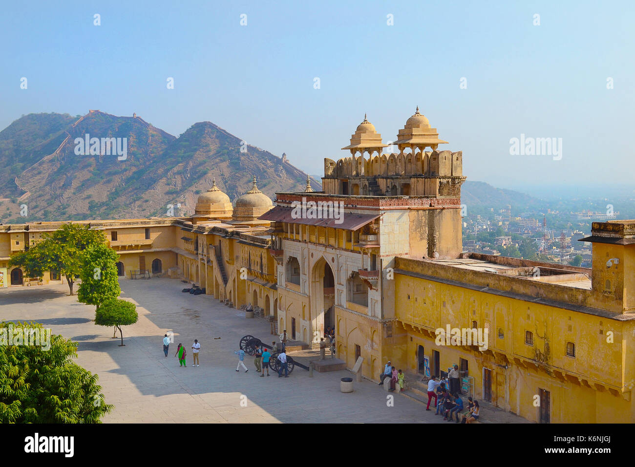 JAIPUR, INDIEN - NOVEMBER 3, 2015: Fort Amber auch bekannt als Amer Fort. Hoch auf einem Hügel mit Blick auf Maota See. Stockfoto