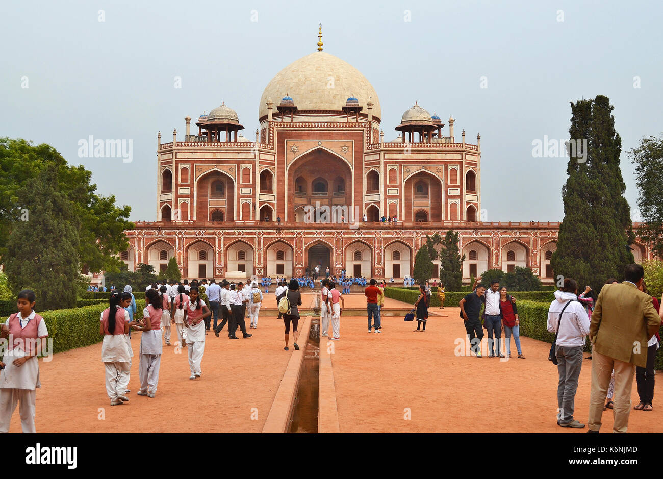 NEW DELHI, INDIEN - 27. OKTOBER 2015: Humayun's Grabmal. Touristische sammeln an einer der bekanntesten Mughal Gebäude in New Delhi. Stockfoto