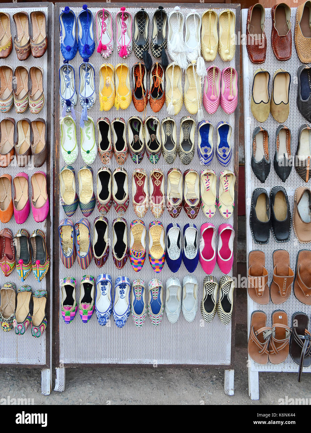 Eine Anzeige der traditionellen Schuhe auf der Straße Rack in Jaipur, Indien. Stockfoto