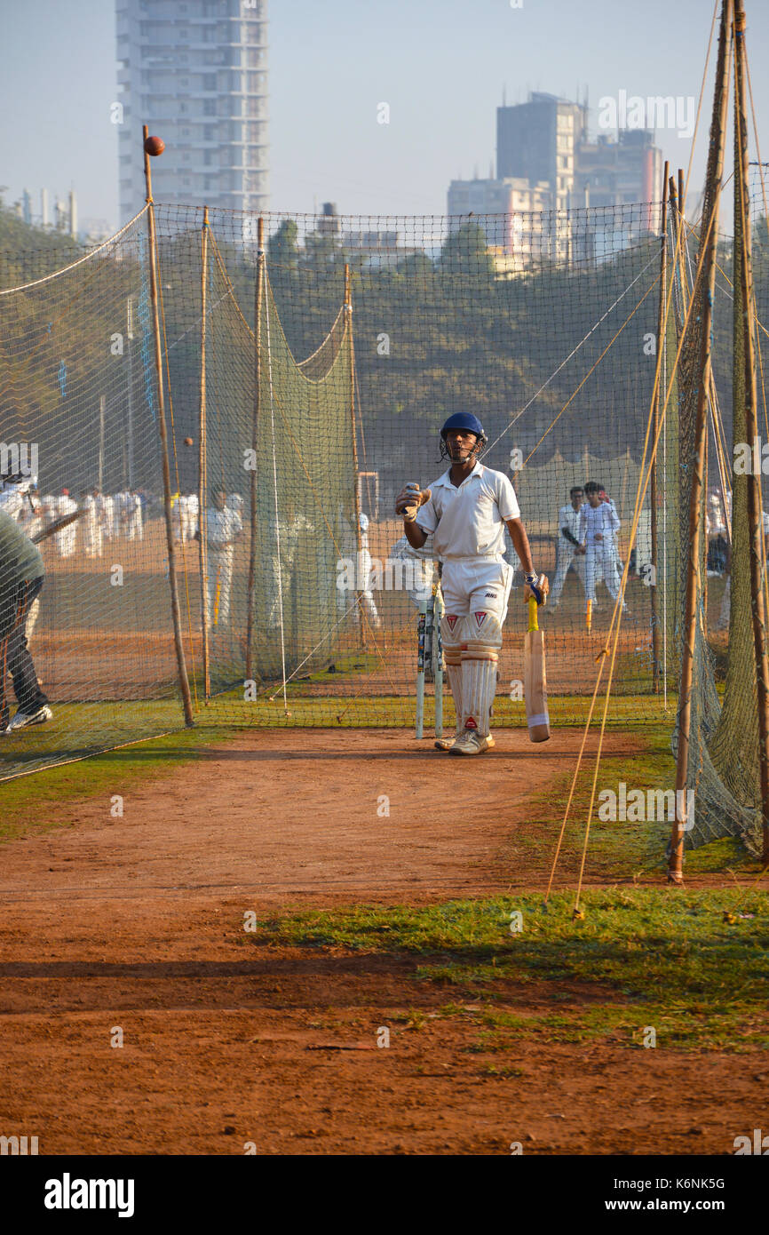 MUMBAI, INDIEN - Januar 11, 2017: Cricket Praxis. Teams der Praxis ihre Kricketfähigkeiten in Mumbai, Indien. Stockfoto