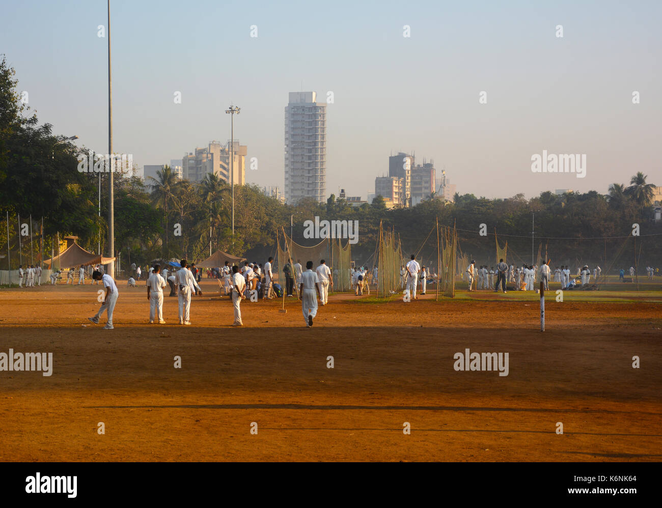 MUMBAI, INDIEN - Januar 11, 2017: Cricket Praxis. Teams der Praxis ihre Kricketfähigkeiten in Mumbai, Indien. Stockfoto