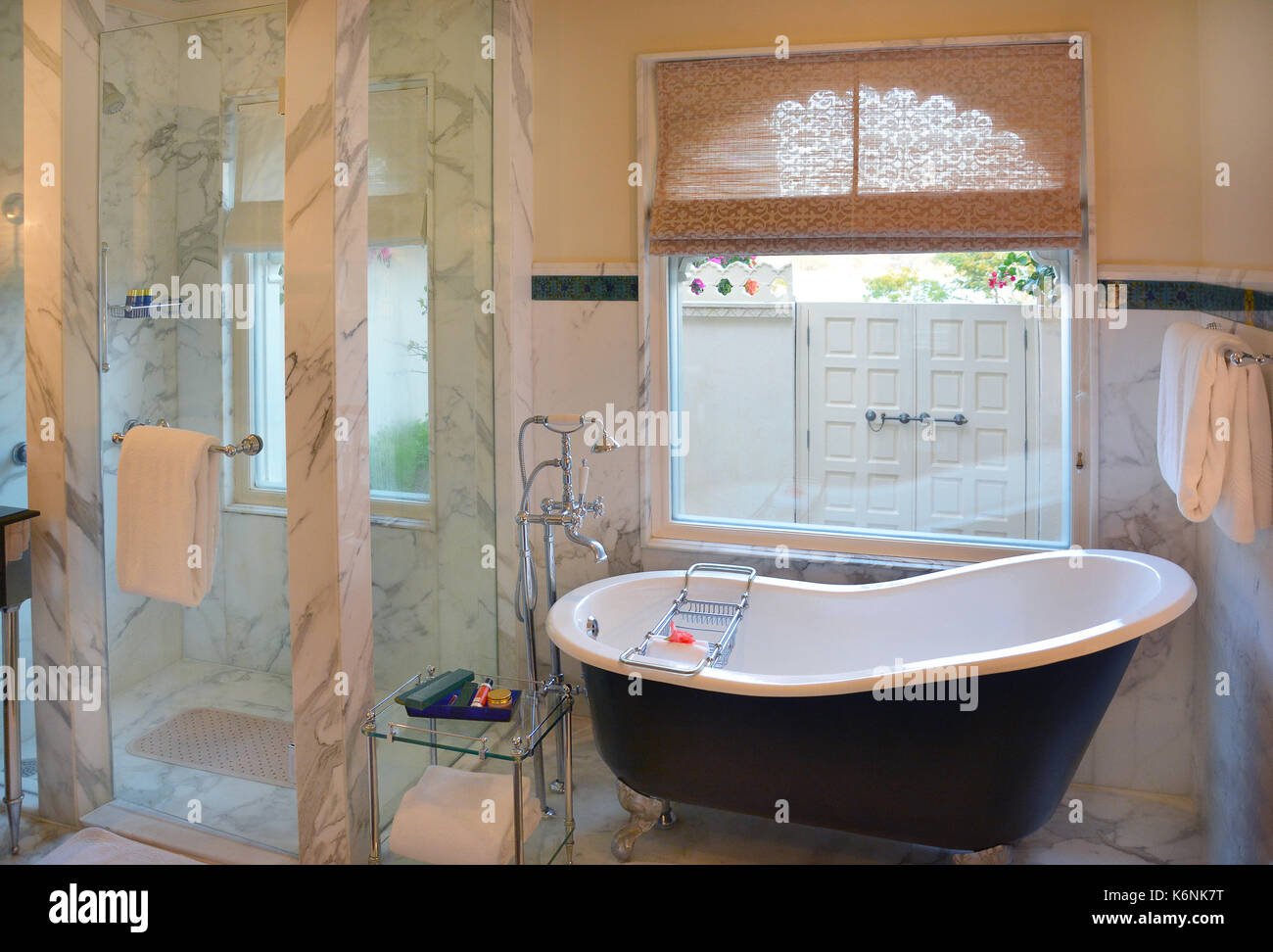 UDAIPUR, Indien - Januar 21, 2017: Badezimmer im Oberoi Udaivilas Hotel. Am Ufer des Lake Pichola entfernt das Hotel verfügt über 50 Hektar, die ich Stockfoto